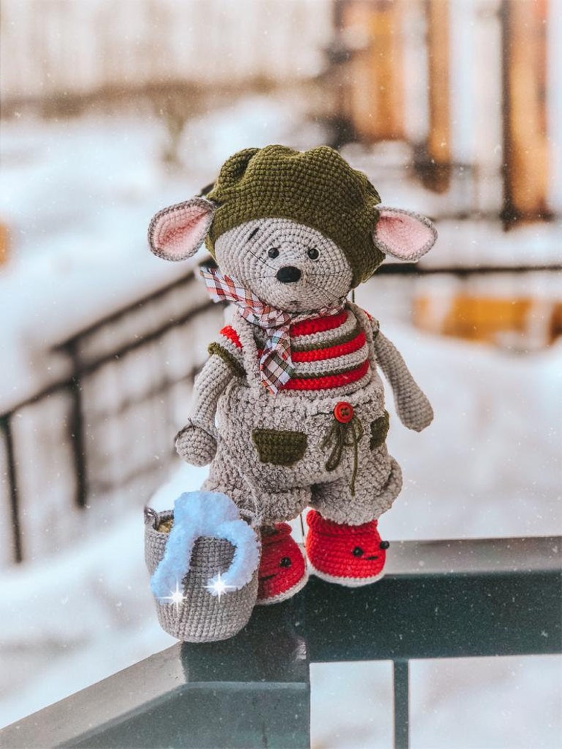 Mouse Crochet Pattern + Free Outfit